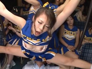 Kinky Japanse cheerleaders krijgen op op een bus