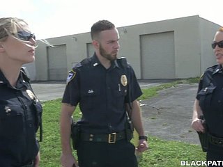 Dos mujeres de chilling policía se jodan arrestaron a un tipo negro y lo hacen lamer twats