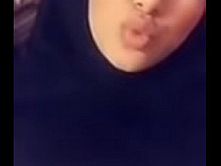 Garota hijabi muçulmana com peitos grandes leva um vídeo de selfie morose