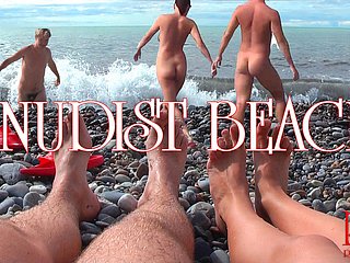 Spiaggia per nudisti - Giovane coppia nuda helter-skelter spiaggia, coppia di adolescenti nudi