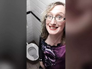 Sarışın Post Op Tgirl Lisa Shut up Tuvaletlerinde Kırmızı Deri Pantolon Giyen İş Tuvaletinde Oynar