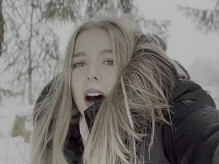 El adolescente de 18 años es follado en el bosque en shivering nieve