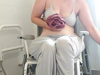 Paraplegic Brunette Purplewheelz MILF britannico pipì sotto dispirit doccia