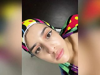 Arabisch moslimmeisje met hijab neukt haar anus met co-conspirator lange pik