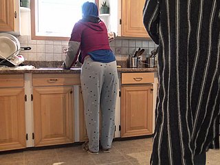 Marokkanische Frau bekommt Creampie Doggystyle Quickie almost der Küche