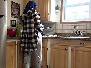 Polar ama de casa siria es crampada por el esposo alemán en Polar cocina