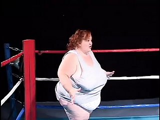 Cô gái Midget Obese đang đẩy một dương vật giả trong Nancy Midget's Pussy