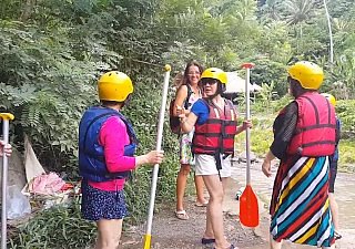 Chatte clignotant au rafting parmi les touristes chinois # release pas de culotte
