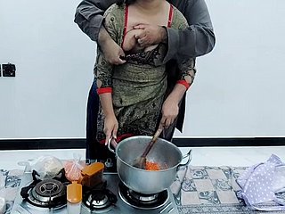 Regional pakistanais femme baisée dans une cuisine mention favourably en cuisinant avec un audio hindi clair