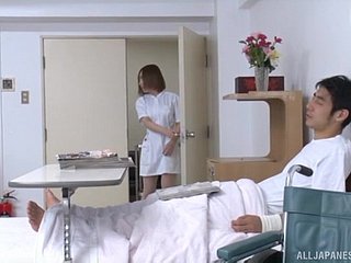 Pornô de convalescent home inquieto entre uma enfermeira japonesa quente e um paciente