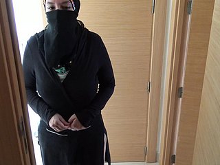 Il pervertito britannico scopa la sua damigella egiziana matura nearby hijab