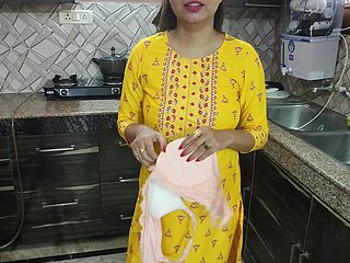 Desi Bhabhi wusch Geschirr all round der Küche, dann kam ihr Schwager und sagte, Bhabhi Aapka Chut Chahiye Kya String bag Hindi Audio