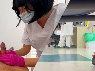 Numbing nueva estudiante de enfermería de estudiante revisa mi pene y tengo una erección