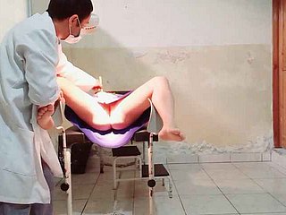 De arts voert een gynaecologisch examen uit op een vrouwelijke patiënt, hij legt zijn vinger more haar vagina en raakt opgewonden