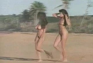 Dos chicas de chilling playa nudista