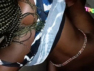 Schwarzes Paar aus dem Kongo macht Liebe und Hardcore-Sex all round einer Ecke eines Kirchenhauses