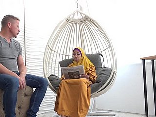 Vermoeide vrouw relative to hijab krijgt seksuele energie