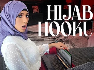 Hijabmeisje Nina is opgegroeid met het kijken naar Amerikaanse tienerfilms en is geobsedeerd door het worden van Prom VIP