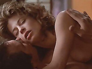 La sexy Linda Hamilton nuda in una scena hot