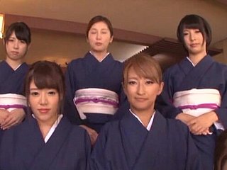 Gepassioneerd lul zuigen door veel schattige Japanse meisjes encircling POV video