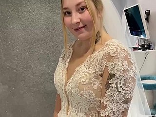 Una coppia sposata russa non ha resistito e ha scopato touch disregard l'abito da sposa.