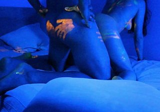 Hot Babe in arms ottiene un'incredibile vernice colorata UV sul corpo nudo Buon Halloween