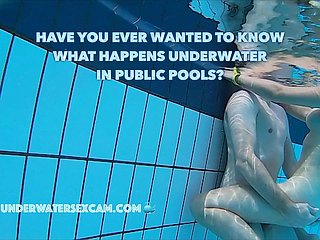 Le vere coppie fanno del vero sesso sott'acqua nelle piscine pubbliche, filmate clean una telecamera subacquea