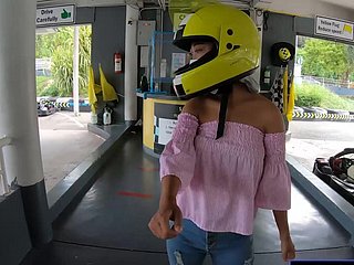 Süße thailändische Amateur-Teenager-Freundin fährt Kart und nimmt es anschließend auf Film over auf