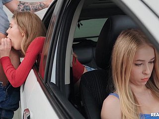 Russische Schlampe wird hinter dem Rücken ihrer Freundin beside einem Auto gefickt.