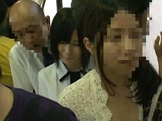 淫动作和射门掀裙在日本公共巴士