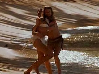 nude celeb Milla Jovovich dalam adegan erotis